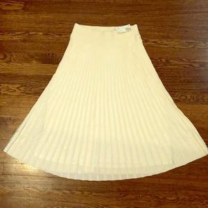 H&M white pleated knit skirt - size Small